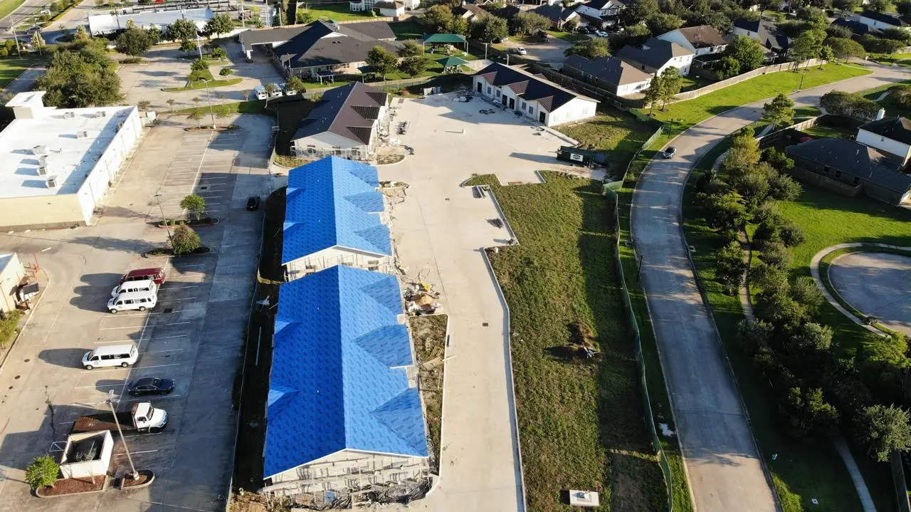 Wide view of Pearland Office Plaza commercial building